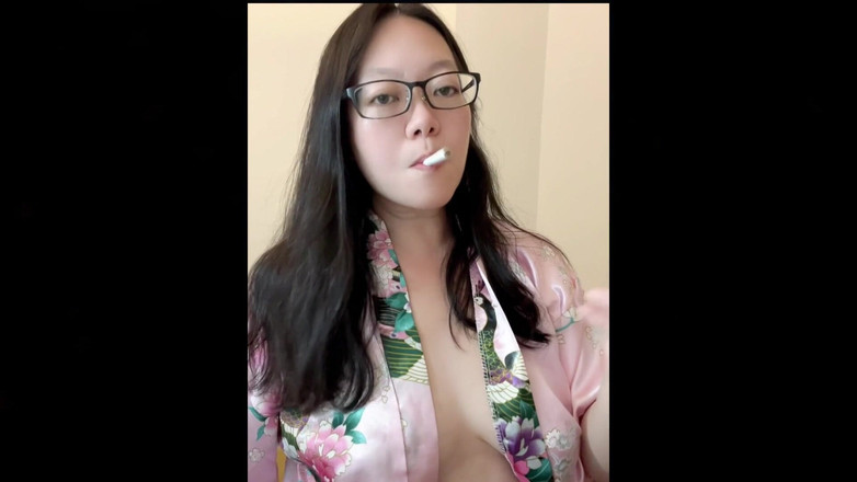Smoking Asian: Vera ragazza asiatica che fuma pov: tornare a casa da...