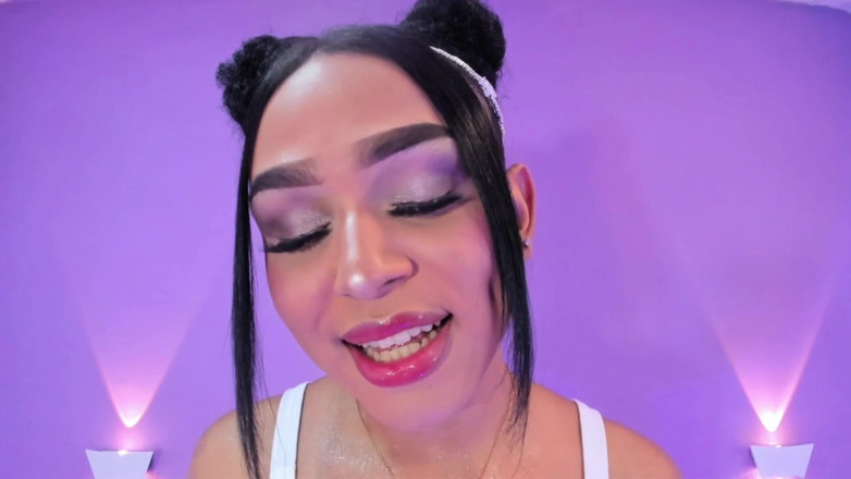 Brittany Gil: सेक्सी रसदार होंठ