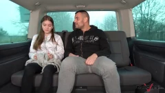 젊고 순진한 십대는 악한 창녀를 위한 쉬운 먹이입니다.