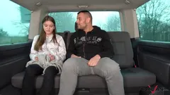 Junges und naives teen ist eine leichte beute für einen bösen hengst