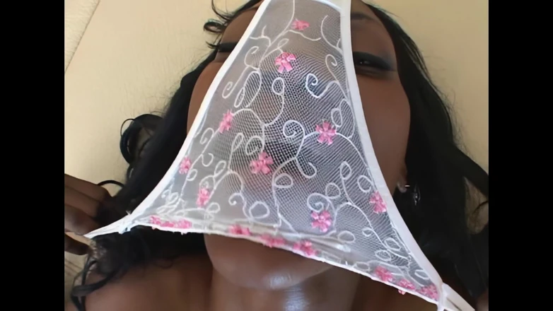 Blitzporn: Nyomi Banxxx: Kecantikan Hitam Tertinggi untuk Dua Ayam Putih