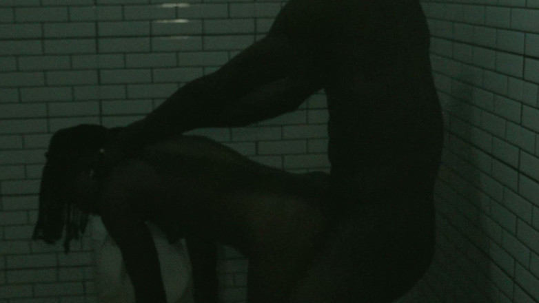 CESAR_X: Une fille à grosse noire aime ça dans les toilettes