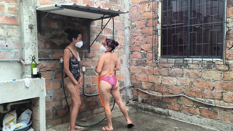 NEGRITA SEXY: Mereka membasahi tubuh mereka yang matang dan seksual di bilik...