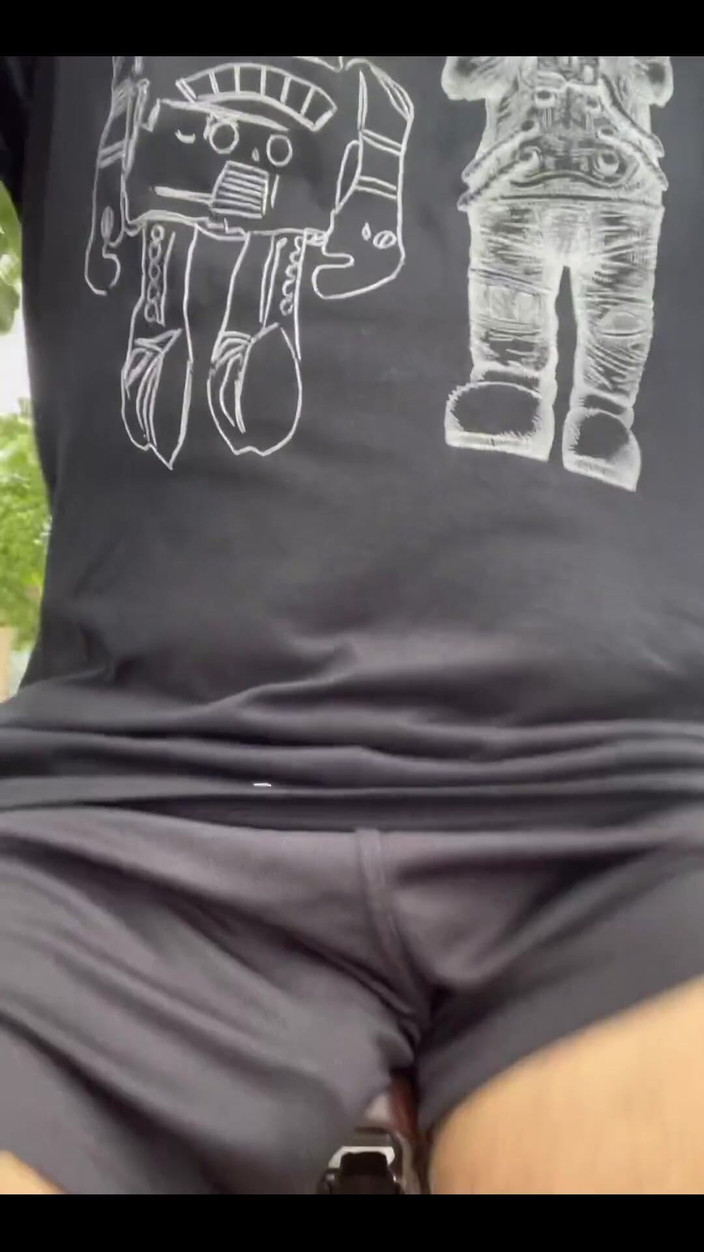 Japanese daddy: Er zeigt gerade seine Beule...