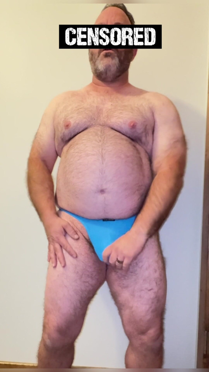 Anal Steve: Steve anal dans son string bleu exhibe son corps et...