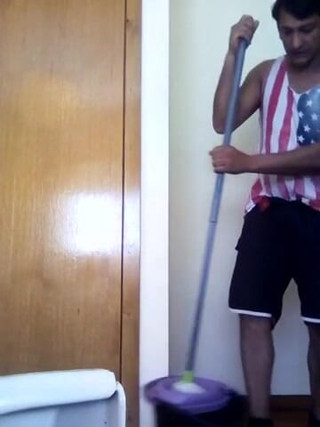 Boy top Amador: Un niño limpia la casa muy cachondo y con una...