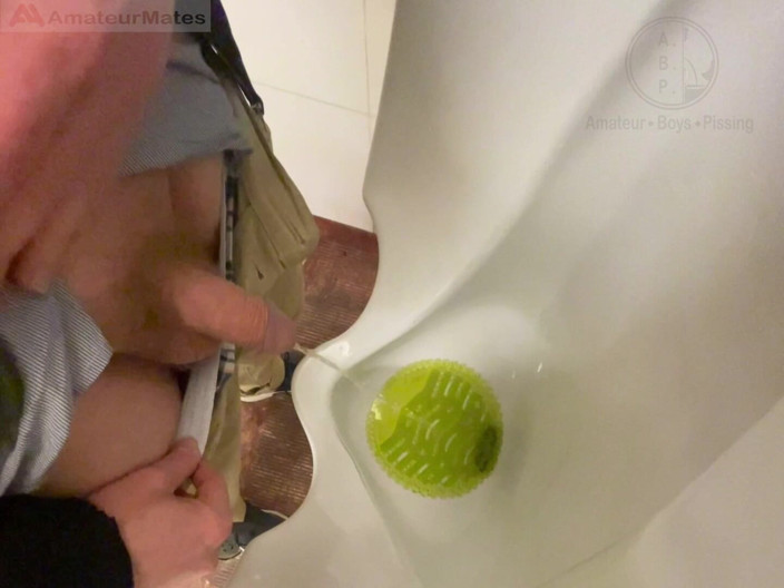 AmateurBoysPissing: Amatérský zrzavý chlap přistižen při chcaní na veřejné toaletě - před...