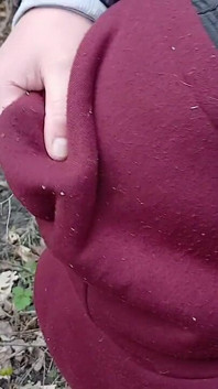 妻に見つからないように、森の中で恋人と口でおしっこをしてセックスしている