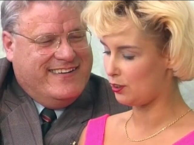 German amateur couples: Een blonde Duitse man werd vernieerd door de pik van...