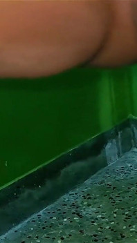 Ammu est debout après un bain, avec de l’eau dégoulinant de sa tête et de sa chatte