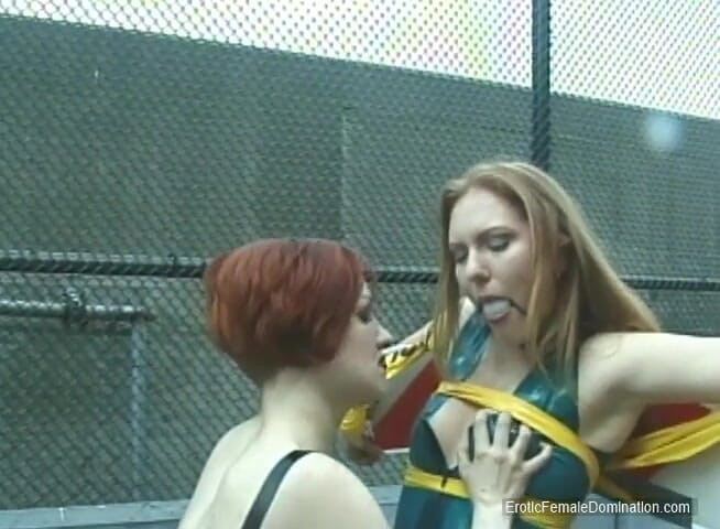 Erotic Female Domination: apmaanajanak aautdor lesbiyan varchasv