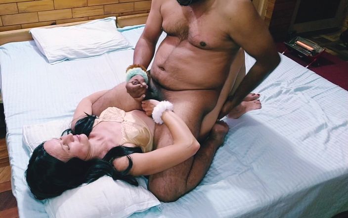Bolly Karma: Onderdanig meisje in de stemming om sperma te proeven