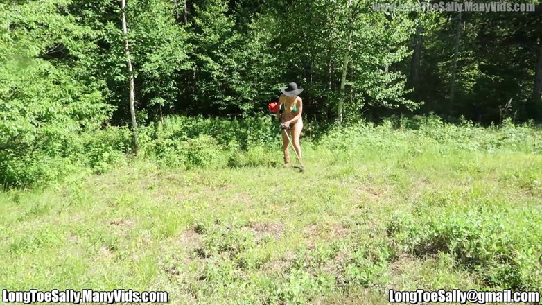 Long Toe Sally Big Buns: Whacking It Down
