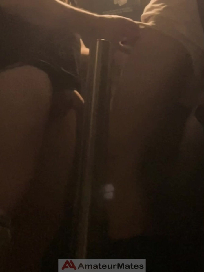 AmateurMates: Джулс був у клубі і сказав цьому милому твінку приєднатися до нього в туалеті...