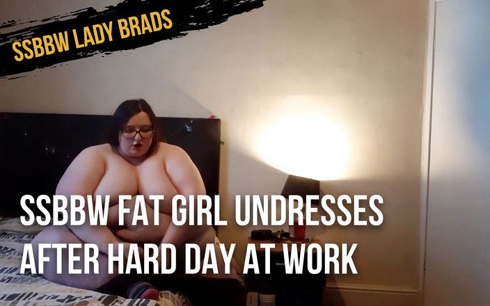 SSBBW Lady Brads: Fată grasă super-mare și frumoasă se dezbracă după o zi grea...