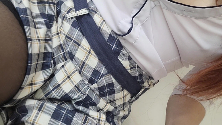 Viktoria_sekret: Une beauté rousse en uniforme universitaire se donne un orgasme !