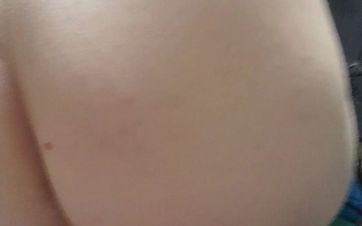 RedFoxBoy: 사용하지 않은 엉덩이를 채우기 위해 매달린 상의를 찾고 있습니다.