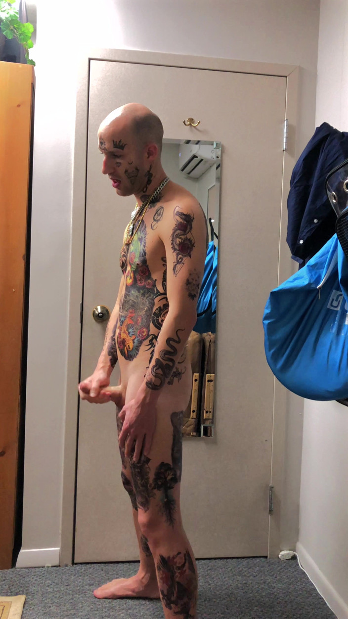 Straight ish Jake Grand: Tatted twink мастурбація соло
