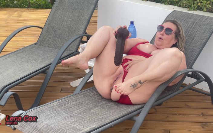 Lena Cox: Hete vrouw Lena Cox wordt doorweekt: wilde tuinmasturbatie en rommelige...