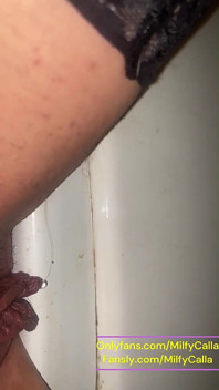 Permainan memek becek fetish kencing di kamar mandi sampai orgasme intens