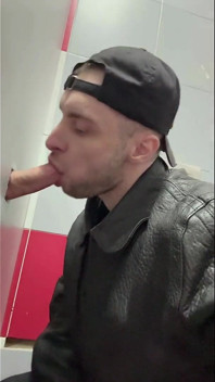 Scally Chav Boy w skórzanej kurtce wypróbuj Glory Hole po raz pierwszy