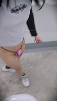 Sissy asiatica ingabbiata mezza nuda