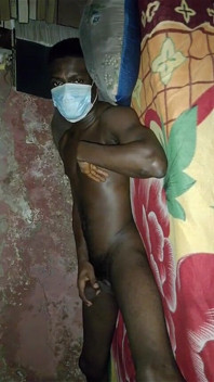 Bărbat negru african care își arată abilitățile în pat