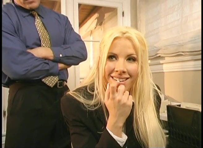 Outdoor pervs: Setiausaha blonde mengongkek bosnya di atas meja