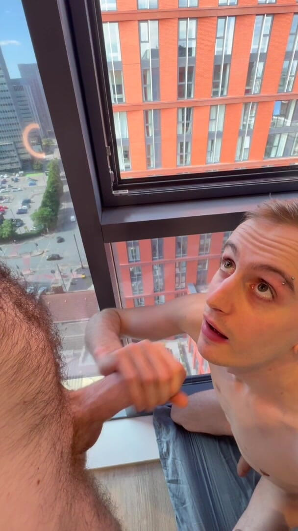 Hungthotter: Sexy tätowierter twink wird gefickt, hängend im fenster