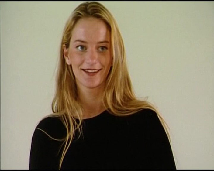 Deutsche Madchen: Awek bergaya dari Jerman dapat pakaian sempurnanya tetapi Lingerie Stays