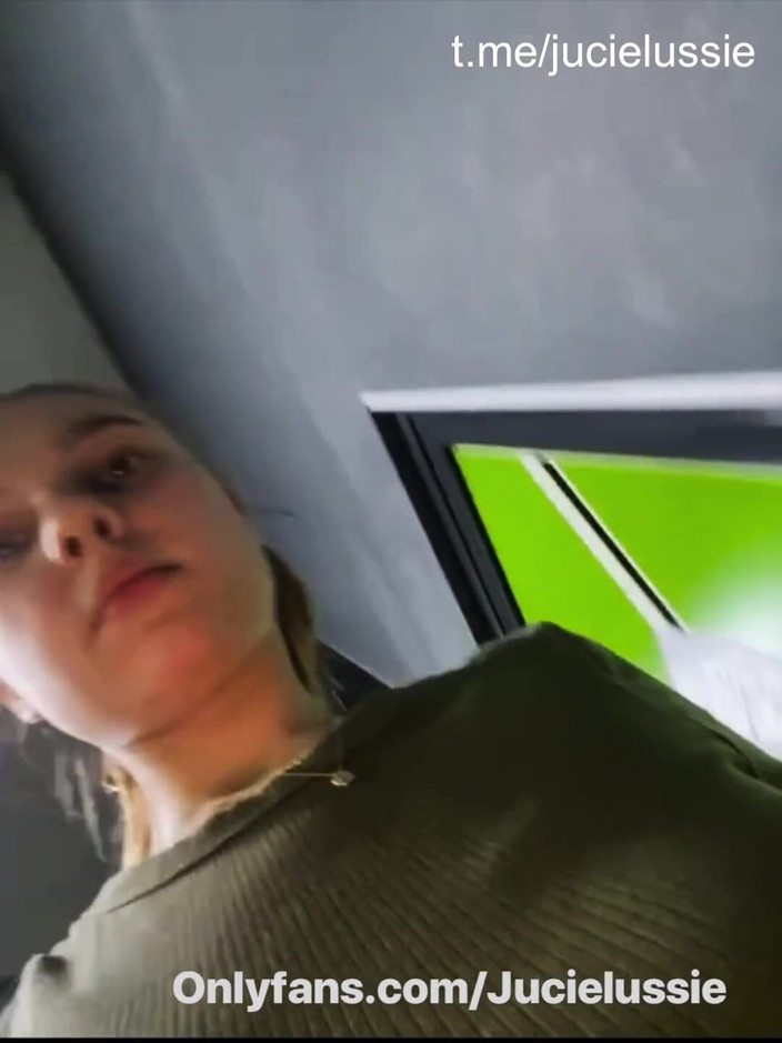 JuiceLussie: Ragazza calda in palestra si allena e gioca con se...