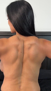 Jazmine cruz为cj展示她坚硬的肌肉