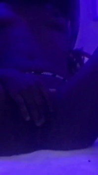 Ateşli minyon browngurl234 tatmin olana kadar kendine dokunuyor