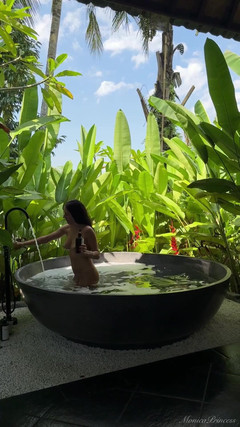Princess Monica: Trở nên hoang dã với tôi trong một bồn tắm ướt...