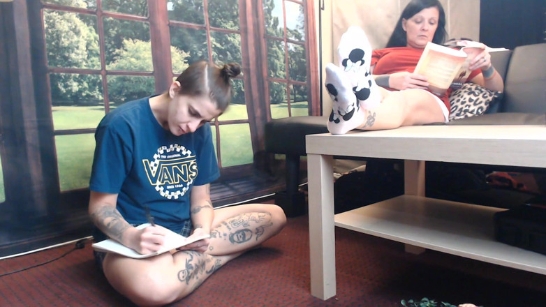 Abby Anna: Can't resist her barefeet