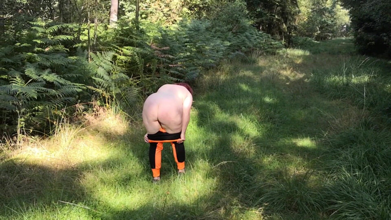 Bouncy Tits Action: Úplně nahá na venkovním místě