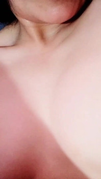 모든 구멍에서 빨간 딜도를 즐기는 날씬한 라틴계 와 그녀의 젖탱이 2부
