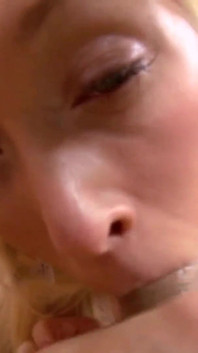 Los besos sensuales se vuelven una vez que la rubia se toca vigorosamente y comienza a hacer anal