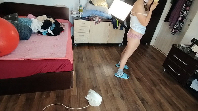 Mirsur: Une Brune Sexy S’amuse En Essayant Des Vêtements. Une Maman...