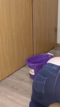 엉덩이 공개 바닥 스크러빙