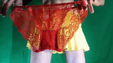 HeIsSooThin: Röda lacy trosor under gul kjol