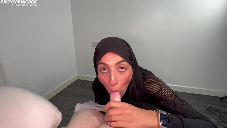 DirtySpringbok: Curva hijabi bea și suge pula albă în timpul Ramadanului