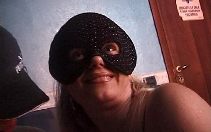 Vintage Italian amateur vhs 90 s: Může tato děvka plnit její ústa kundičku a zadek lépe - sex...