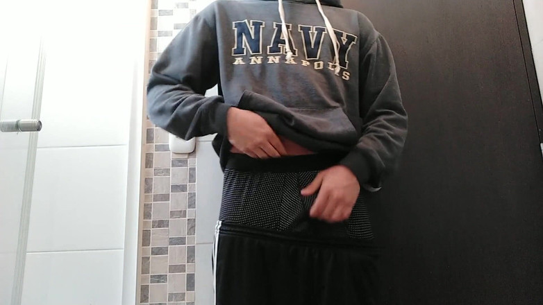 Leo J: Dotýkám se sama sebe v koupelně