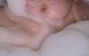 Busty granny: Une mamie BBW prend un bain