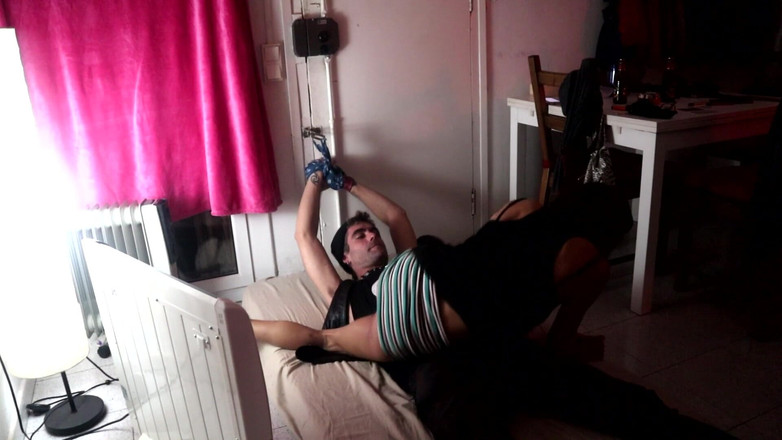 Magia Rosa: Amatérský pár hraje sexuální hru ve svém obývacím pokoji