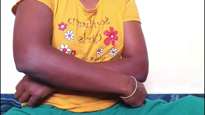 Ammukutty88: Амму жовта футболка знімає масаж цицьок.