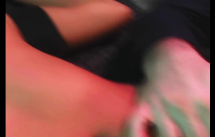 BleuFetish Tickling: Nadia spuszcza się jak dobra dziewczyna - 1080p - oglądaj tę uroczą topless...