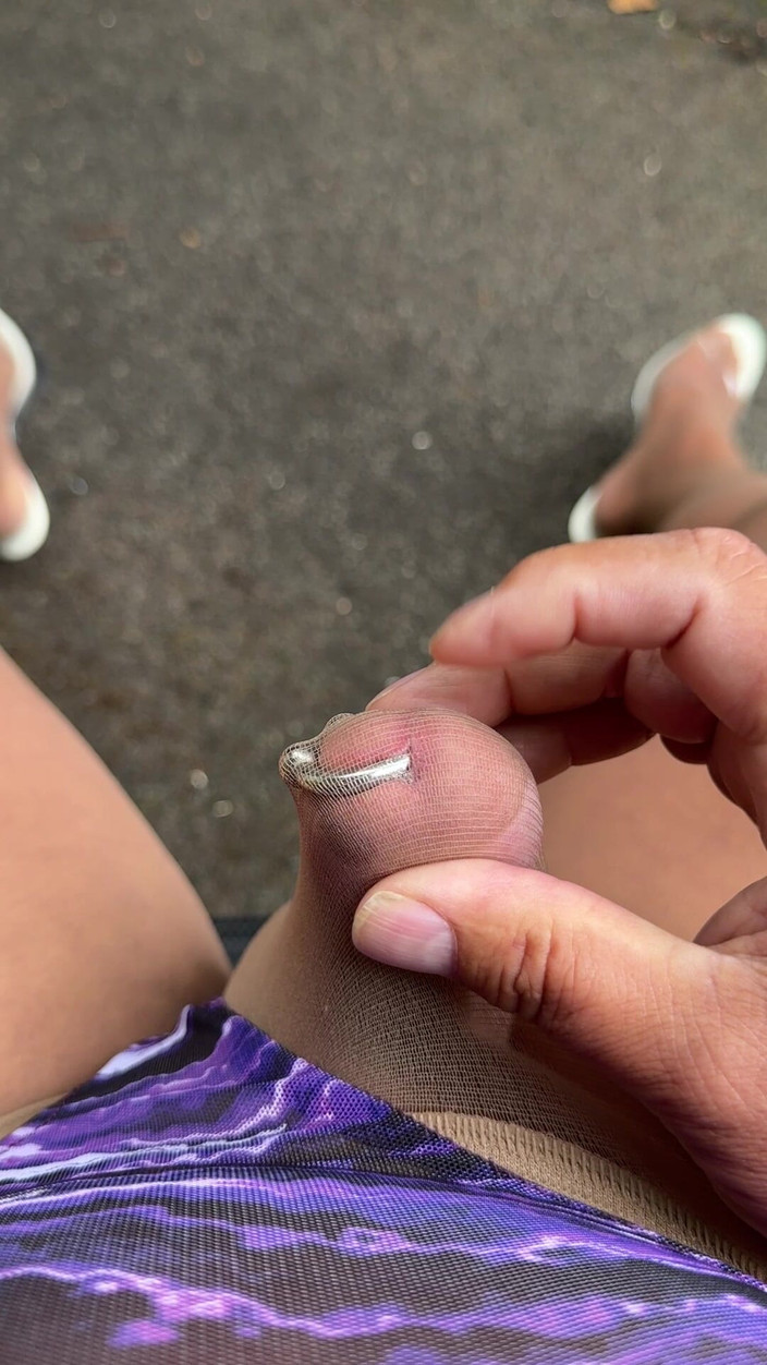 Kellycd2022: Sexy Crossdresser Kellycd2022 ve fialové kombinéze v punčochách a na...