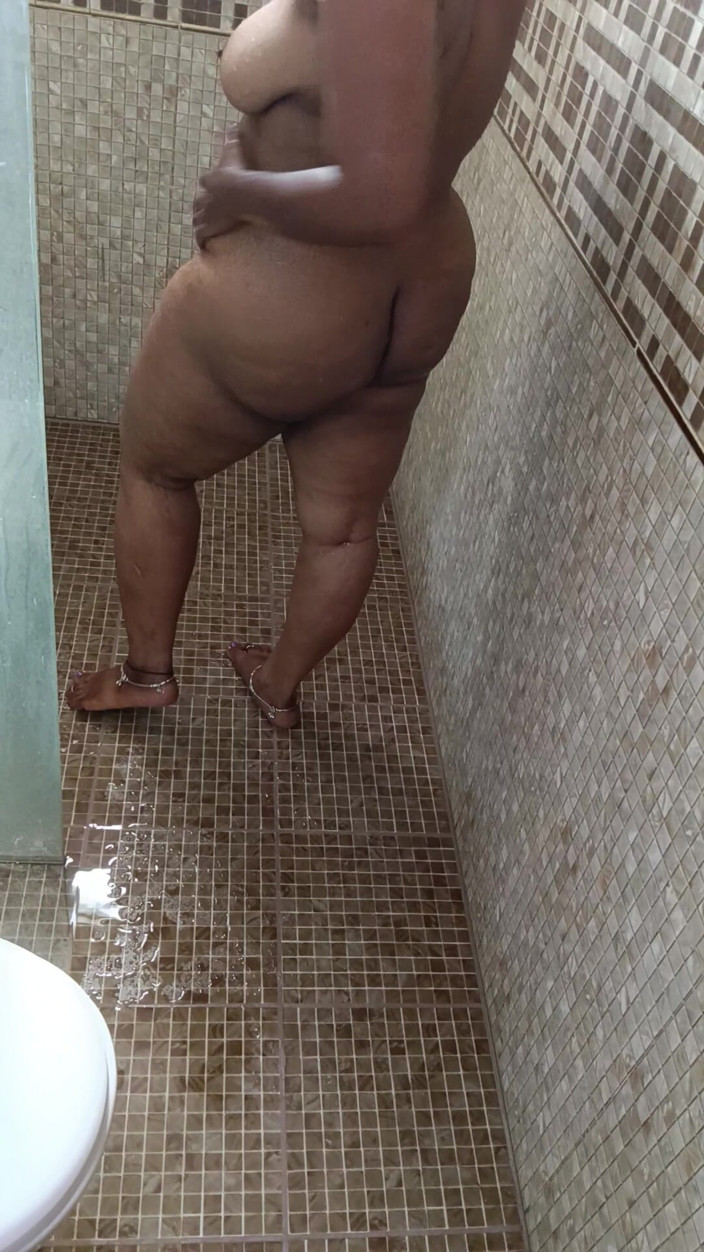 Reshmahotever: Lo spettacolo da bagno più caldo